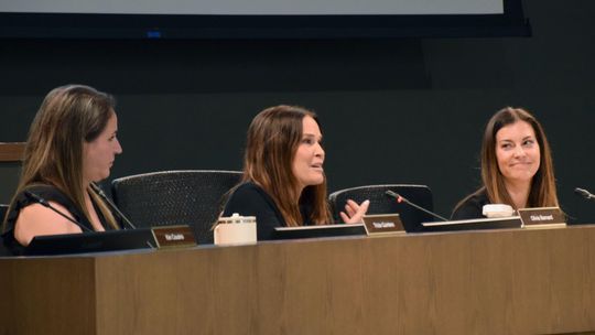 PHOTO BY LAURIE ANDERSON Trusteer Olivia Barnard answers a question from a student during the meeting.