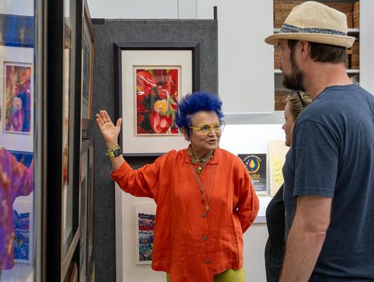 PHOTO BY DAVE WILSON Daryl Howard talks to studio visitors about her art, which is created with a Japanese woodblock printmaking technique.