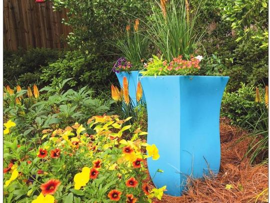 Aqua Blue Pots on a Hill: The ‘Peace de Resistance’