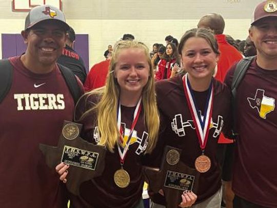 DSHS powerlifter advances to state