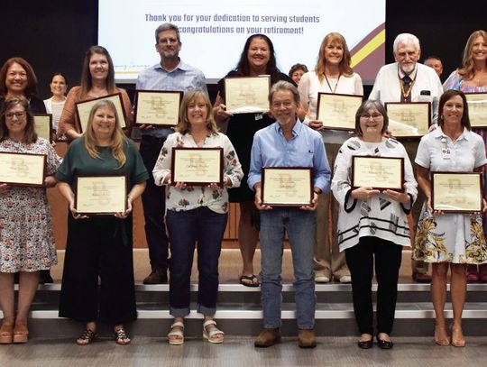 DSISD swears in trustees, honors retirees