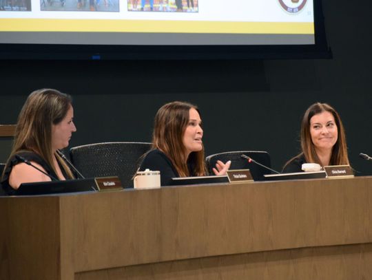 PHOTO BY LAURIE ANDERSON Trusteer Olivia Barnard answers a question from a student during the meeting.