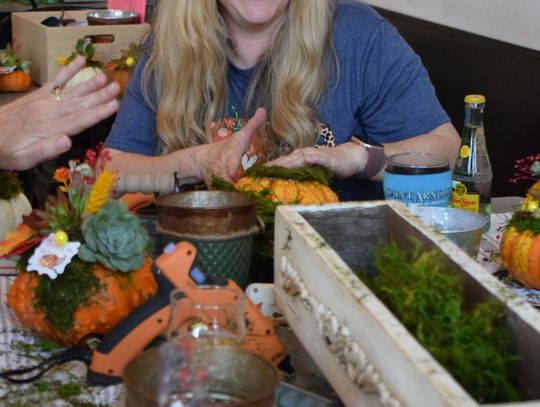PHOTO BY LAURIE ANDERSON Jen Perkins leads a workshop at Fitzhugh Brewing.