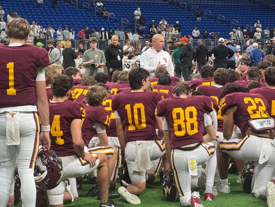 PHOTO BY COLTON MCWILLIAMS Head Coach Galen Zimmerman addresses the team following the Tigers loss to Austin Vandegrift on Saturday. Drippings Springs finishes the season at 12-2.