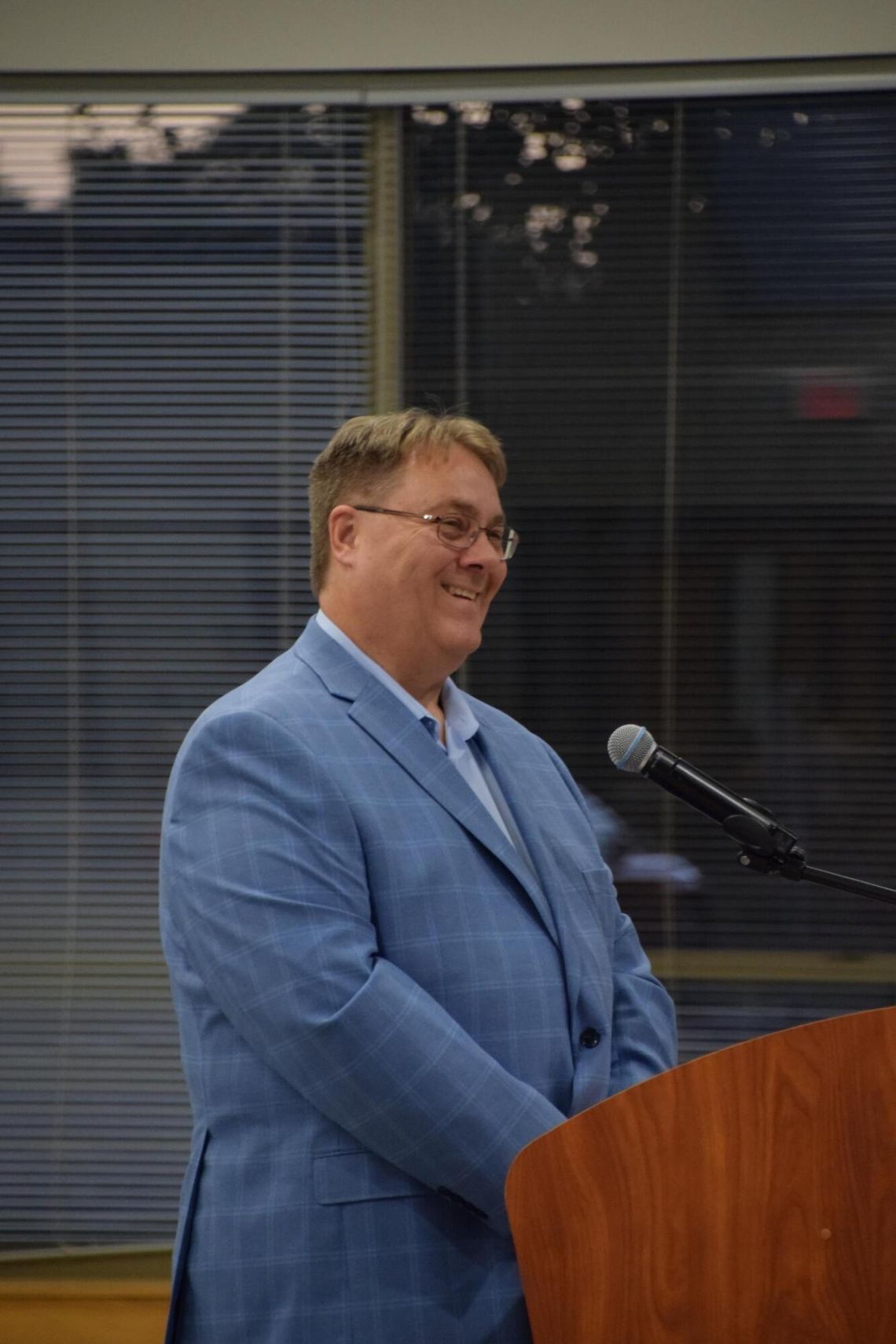 PHOTO BY LAURIE ANDERSON Chief Financial Officer Randy Rau presents results of the district’s financial rating to the board.