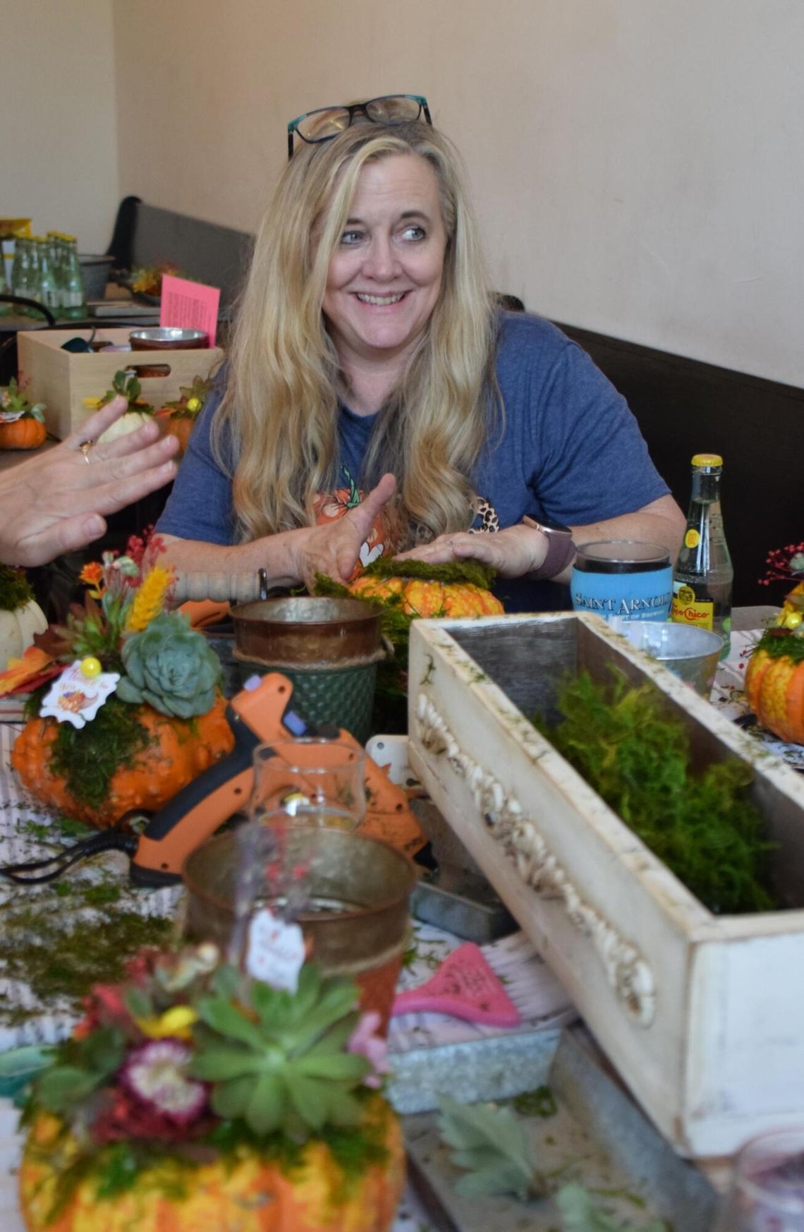 PHOTO BY LAURIE ANDERSON Jen Perkins leads a workshop at Fitzhugh Brewing.
