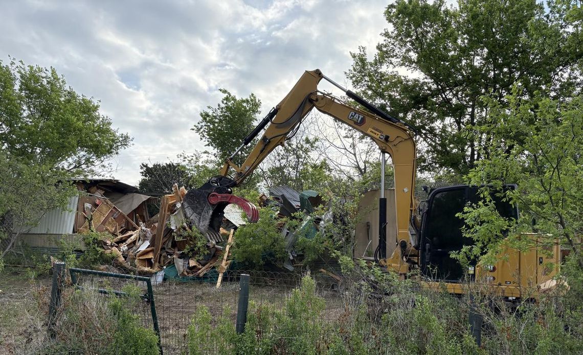 Volunteers needed for latest Hometown Missions build PHOTOS BY CHRIS KELKER-NEWLAN Sunset Construction and Excavation was in charge of the demolition on March 30.
