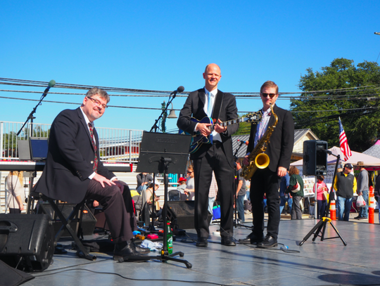 Buzz and The Blue Cats entertained at noon.