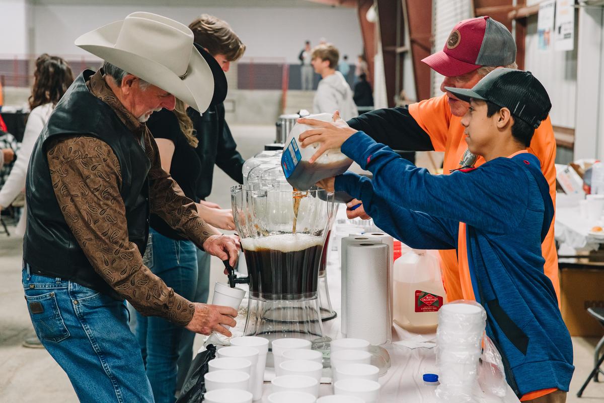 PHOTO COURTESY OF KATHERINE DRYE Volunteers replenish the ice tea during meal...