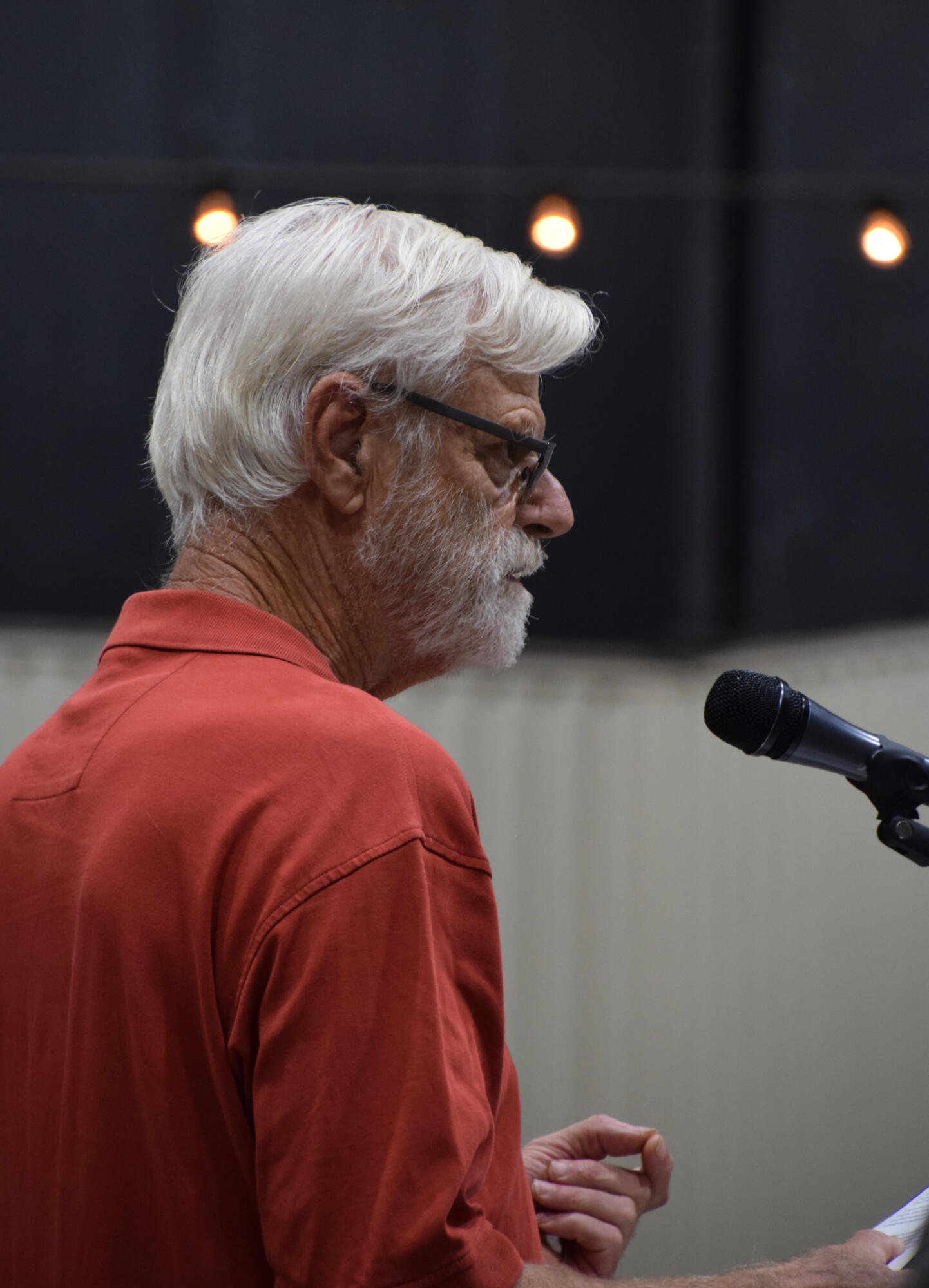 PHOTO BY LAURIE ANDERSON Local resident Brian Dudley addresses the TCEQ repre...