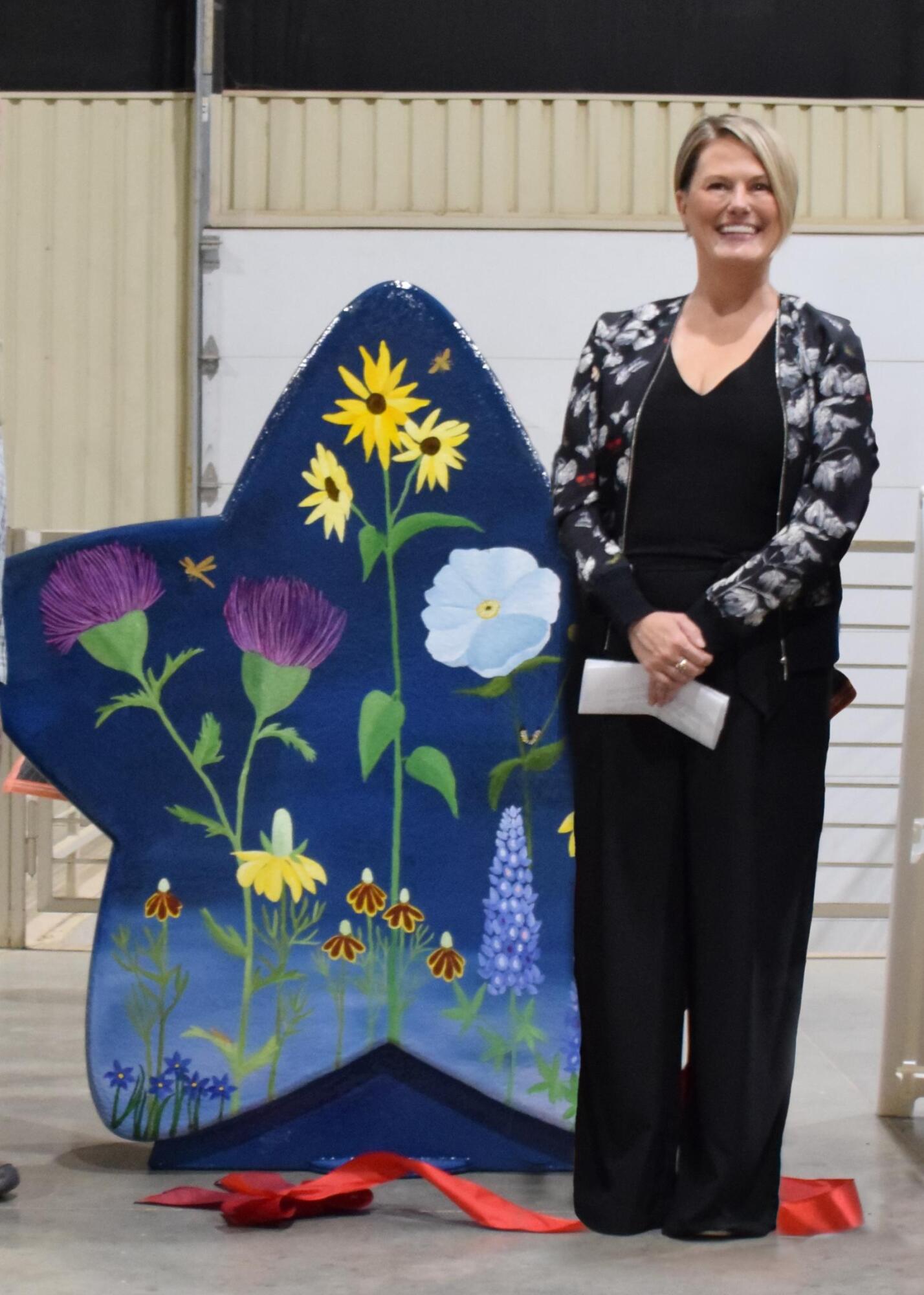PHOTO BY LAURIE ANDERSON Jessie Woodhead with her star, “Pollinators’ Dream.”