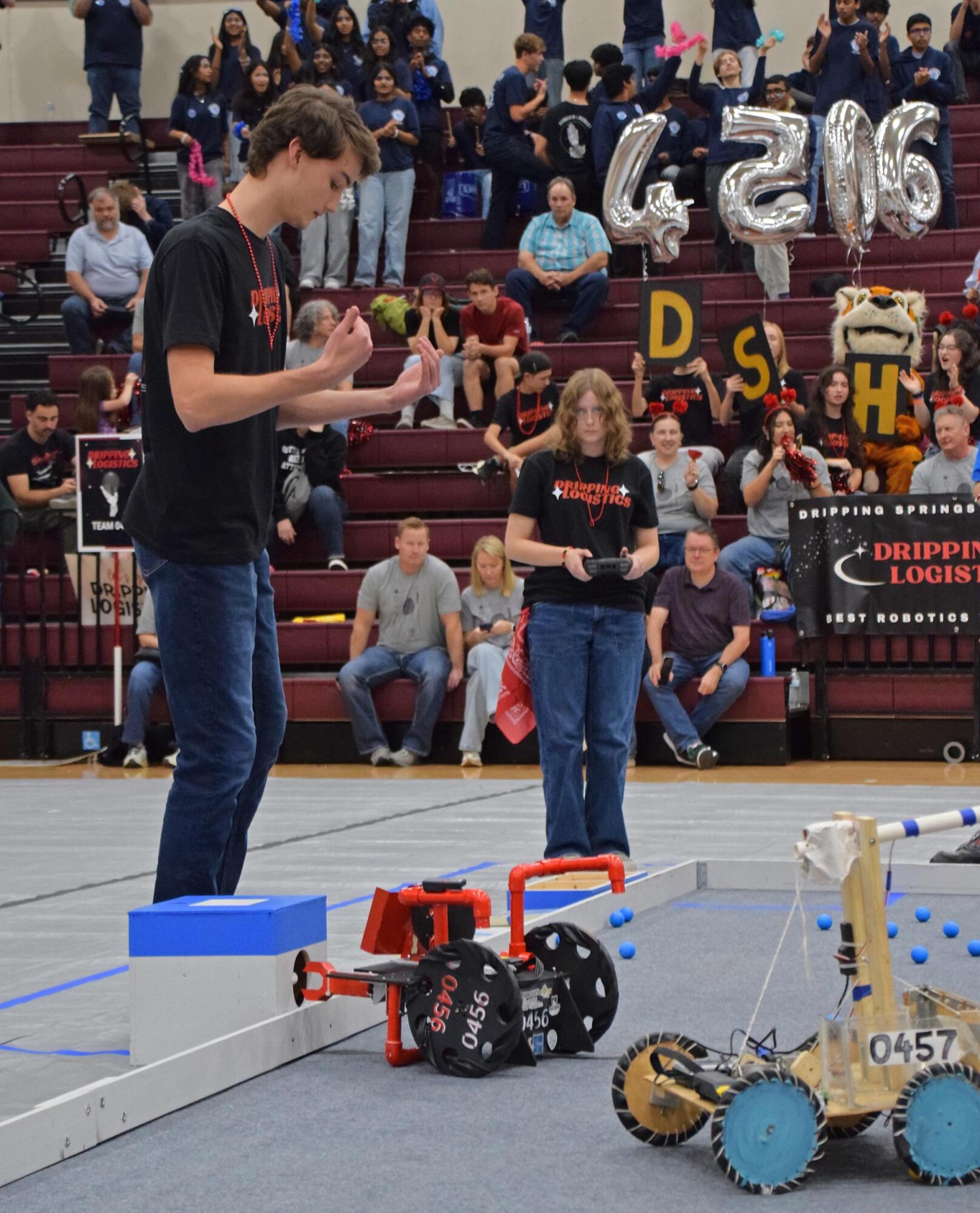 PHOTO BY LAURIE ANDERSON Members of the team compete in a round.