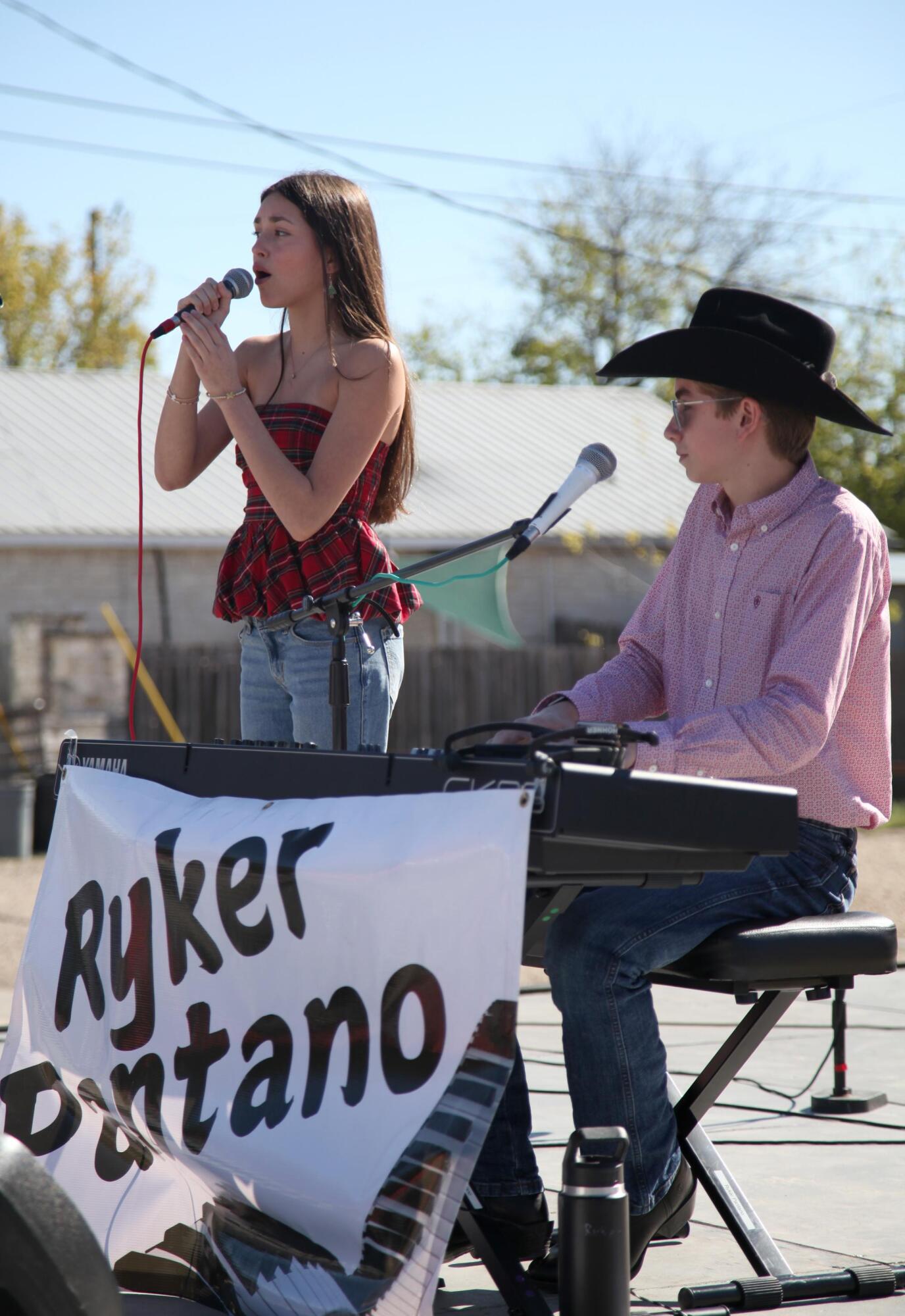 PHOTO BY LAURIE ANDERSON Ellie Rios and Ryker Pantano entertain the crowd wit...