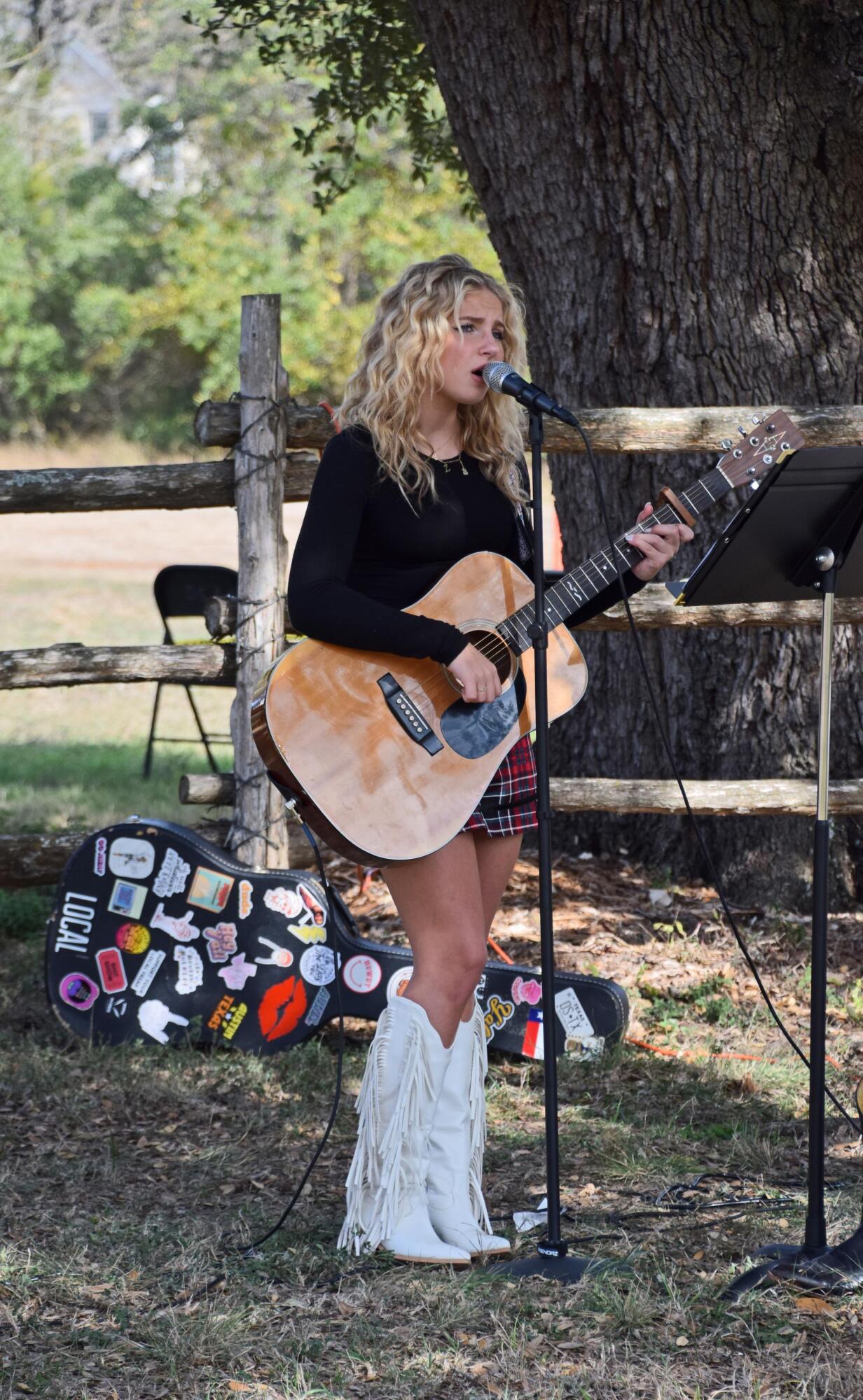 PHOTO BY LAURIE ANDERSON Zion Huey entertains the crowd.